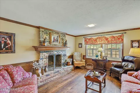 Living - 5247 Meadow Oaks Park Dr, Jackson, MS 39211 photo 5 of 11