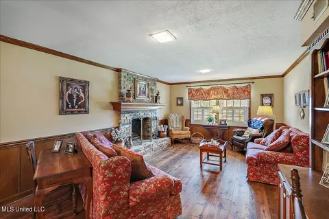 Living - 5247 Meadow Oaks Park Dr, Jackson, MS 39211 photo 7 of 11