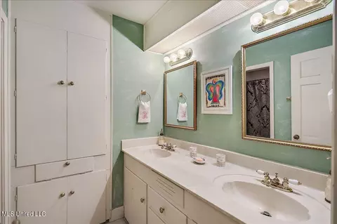 Bath - 5247 Meadow Oaks Park Dr, Jackson, MS 39211 photo 1 of 3