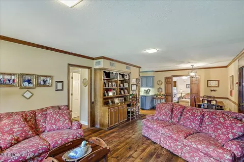 Living - 5247 Meadow Oaks Park Dr, Jackson, MS 39211 photo 4 of 11