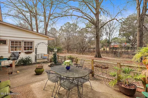 Exterior - 5247 Meadow Oaks Park Dr, Jackson, MS 39211 photo 4 of 7