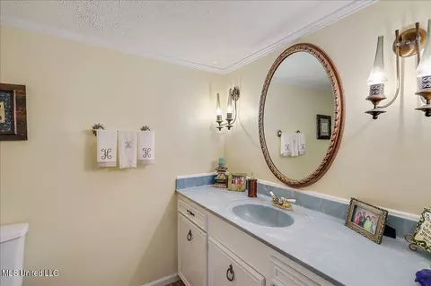 Bath - 5247 Meadow Oaks Park Dr, Jackson, MS 39211 photo 3 of 3