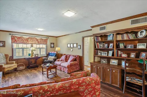 Living - 5247 Meadow Oaks Park Dr, Jackson, MS 39211 photo 8 of 11