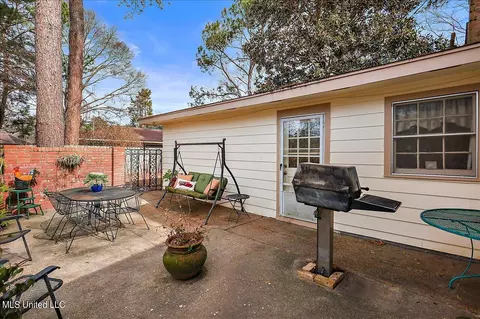 Exterior - 5247 Meadow Oaks Park Dr, Jackson, MS 39211 photo 3 of 7