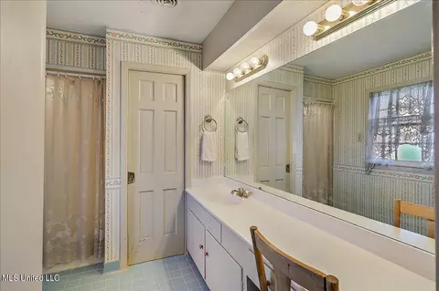Bath - 5247 Meadow Oaks Park Dr, Jackson, MS 39211 photo 2 of 3