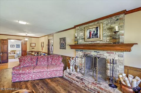 Living - 5247 Meadow Oaks Park Dr, Jackson, MS 39211 photo 3 of 11