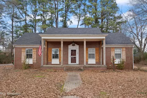 208 E Gilmore St, Senatobia, MS 38668