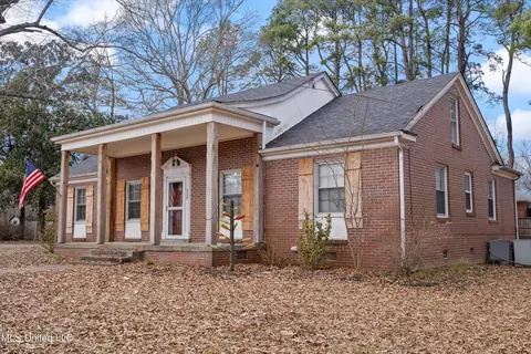 208 E Gilmore St, Senatobia, MS 38668 photo 2