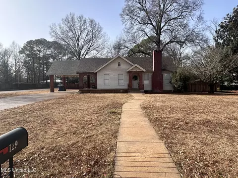129 Panola Ave, Batesville, MS 38606