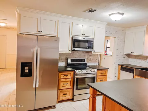 Kitchen - 114 Holton Dr, Lucedale, MS 39452 photo 2 of 6