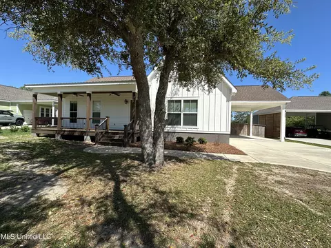 112 Elva Dr, Pass Christian, MS 39571