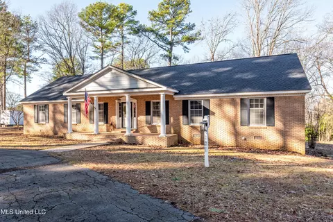 221 Pine Lane Dr, Batesville, MS 38606