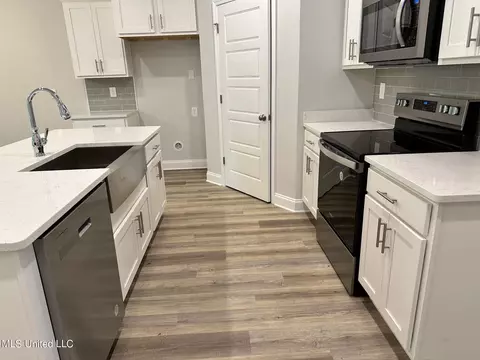 Kitchen - 87125 Highpoint Dr, Diamondhead, MS 39525 photo 5 of 6