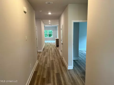 Entry Way - 87125 Highpoint Dr, Diamondhead, MS 39525 photo 1 of 3