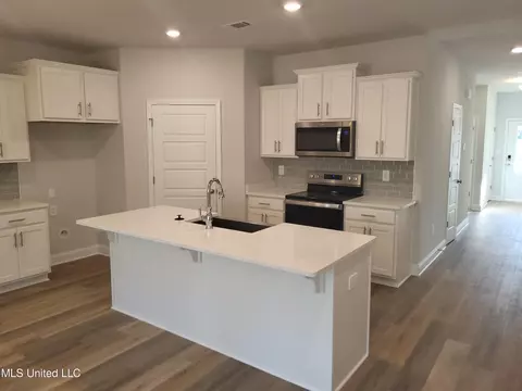 Kitchen - 87125 Highpoint Dr, Diamondhead, MS 39525 photo 4 of 6