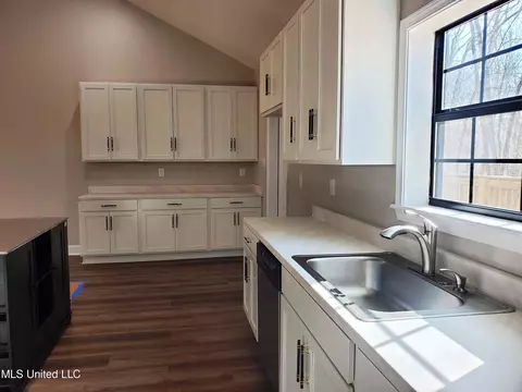 Kitchen - 180 Hummingbird, Sardis, MS 38666 photo 3 of 9