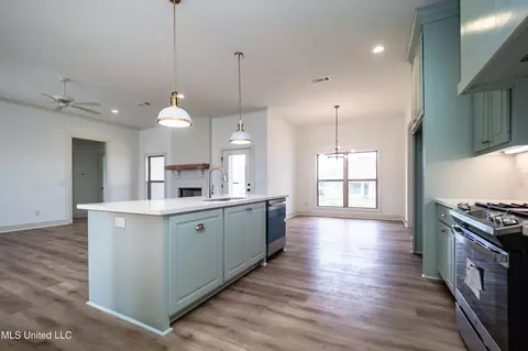 Kitchen - 835 Glenwild Cir, Canton, MS 39046 photo 2 of 4