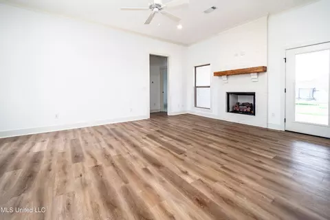 Living - 835 Glenwild Cir, Canton, MS 39046 photo 3 of 3