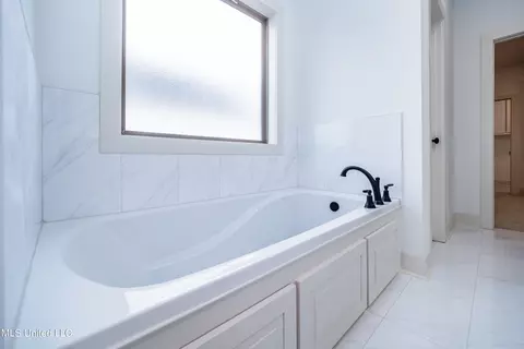 Bath - 835 Glenwild Cir, Canton, MS 39046 photo 4 of 7