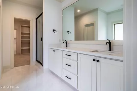 Bath - 835 Glenwild Cir, Canton, MS 39046 photo 3 of 7