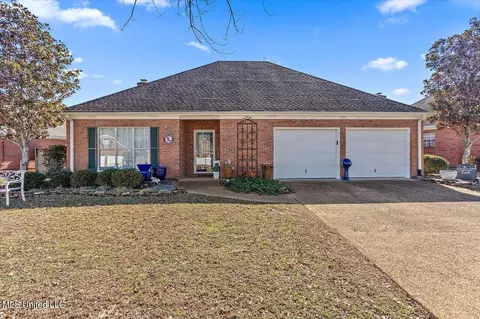 573 Spring Lake Dr, Pearl, MS 39208