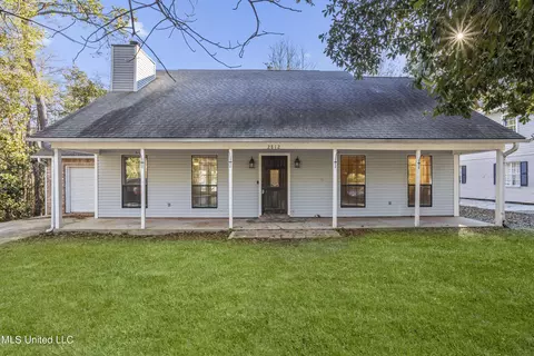 2812 Beach View Dr, Ocean Springs, MS 39564