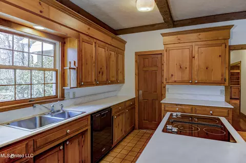 Kitchen - 7 Oakleigh Pl, Jackson, MS 39211 photo 4 of 6