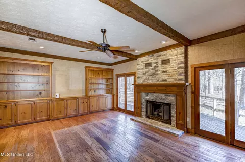 Living - 7 Oakleigh Pl, Jackson, MS 39211 photo 2 of 4