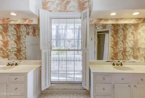 Bath - 7 Oakleigh Pl, Jackson, MS 39211 photo 2 of 6