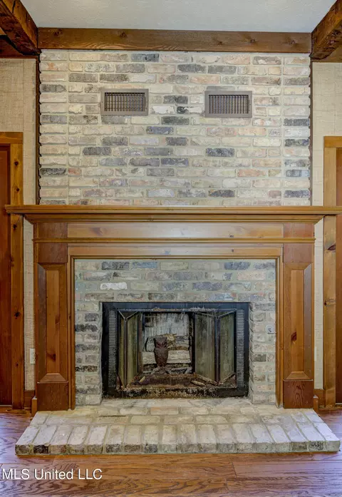 Living - 7 Oakleigh Pl, Jackson, MS 39211 photo 4 of 4