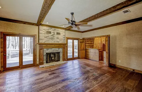 Living - 7 Oakleigh Pl, Jackson, MS 39211 photo 3 of 4