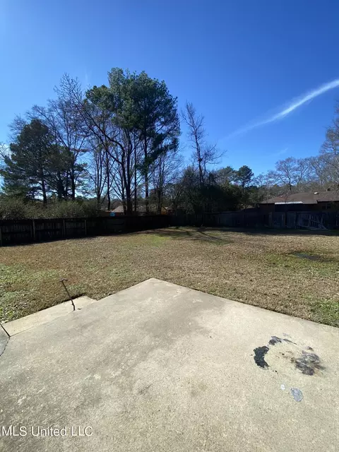 Exterior - 319 Red Oak Dr, Jackson, MS 39212 photo 6 of 9