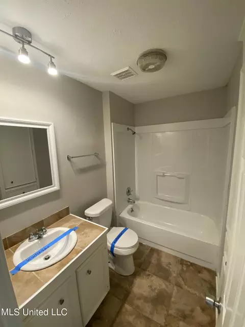 Bath - 319 Red Oak Dr, Jackson, MS 39212 photo 1 of 4