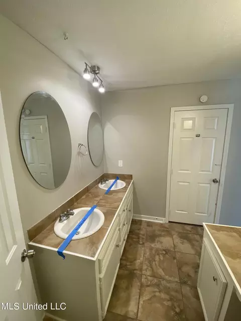 Bath - 319 Red Oak Dr, Jackson, MS 39212 photo 4 of 4