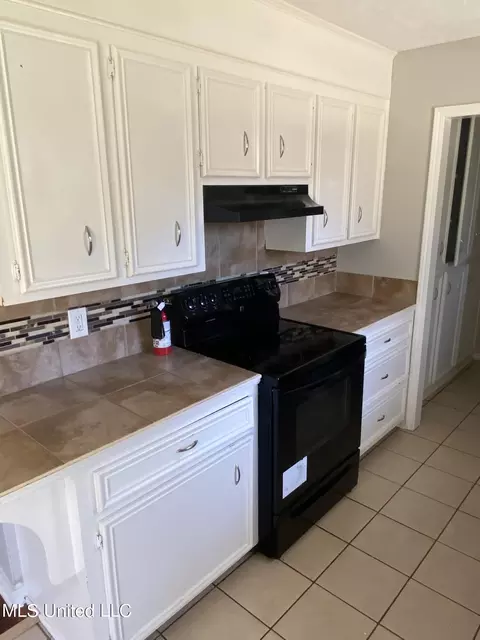 Kitchen - 319 Red Oak Dr, Jackson, MS 39212 photo 2 of 3