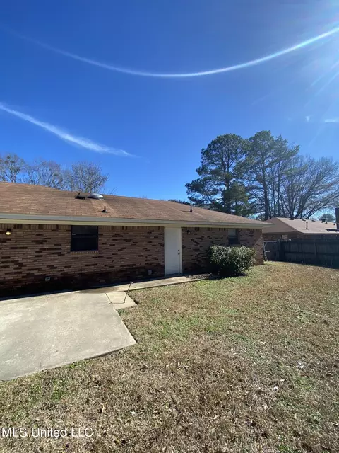 Exterior - 319 Red Oak Dr, Jackson, MS 39212 photo 7 of 9