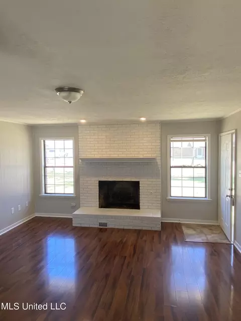 Living - 319 Red Oak Dr, Jackson, MS 39212 photo 1 of 1