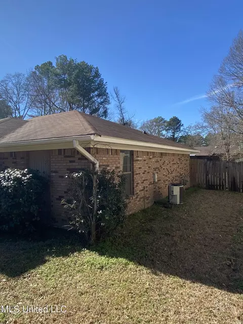 Exterior - 319 Red Oak Dr, Jackson, MS 39212 photo 4 of 9