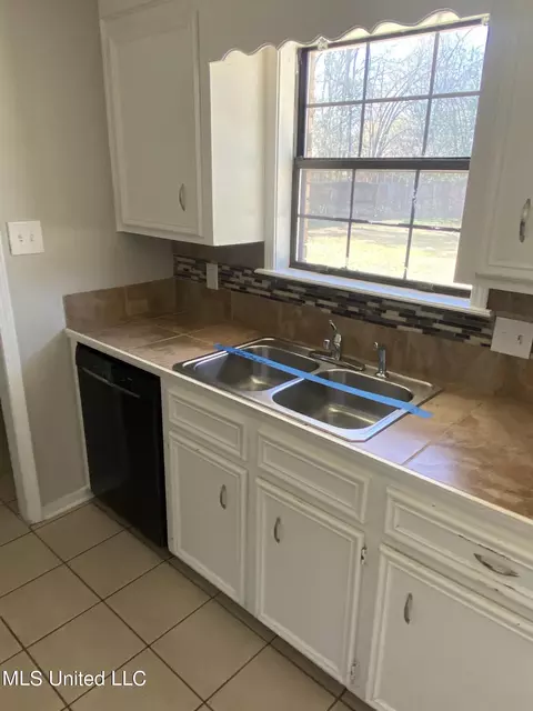 Kitchen - 319 Red Oak Dr, Jackson, MS 39212 photo 3 of 3