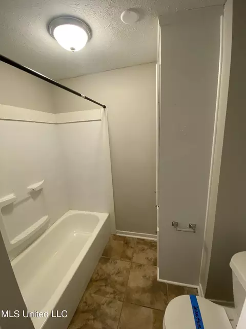 Bath - 319 Red Oak Dr, Jackson, MS 39212 photo 2 of 4