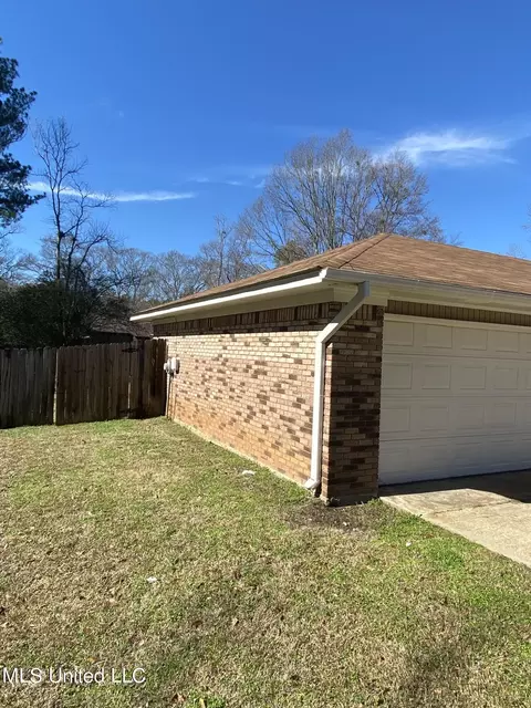 Exterior - 319 Red Oak Dr, Jackson, MS 39212 photo 3 of 9