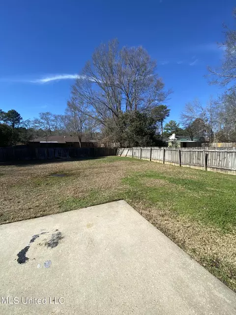 Exterior - 319 Red Oak Dr, Jackson, MS 39212 photo 5 of 9