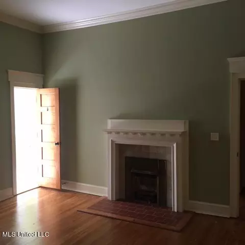 Living - 720 Gillespie St, Jackson, MS 39202 photo 3 of 3