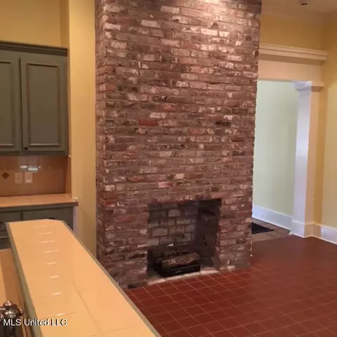 Living - 720 Gillespie St, Jackson, MS 39202 photo 1 of 3