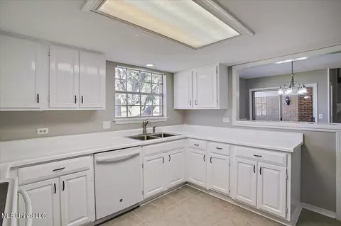 Kitchen - 312 Wild Cedar Pl, Brandon, MS 39042 photo 2 of 4