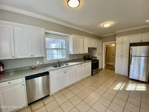 Kitchen - 4554 Meadowridge Dr, Jackson, MS 39206 photo 2 of 2