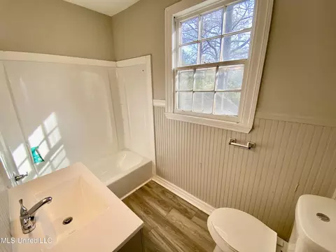 Bath - 4554 Meadowridge Dr, Jackson, MS 39206 photo 4 of 4