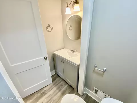 Bath - 4554 Meadowridge Dr, Jackson, MS 39206 photo 1 of 4