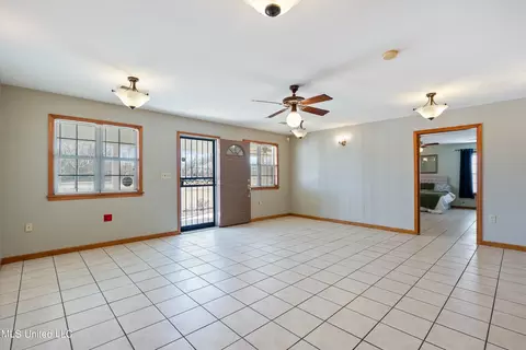 Living - 7411 Peyton Rd, Coldwater, MS 38618 photo 2 of 2