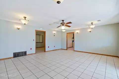 Living - 7411 Peyton Rd, Coldwater, MS 38618 photo 1 of 2